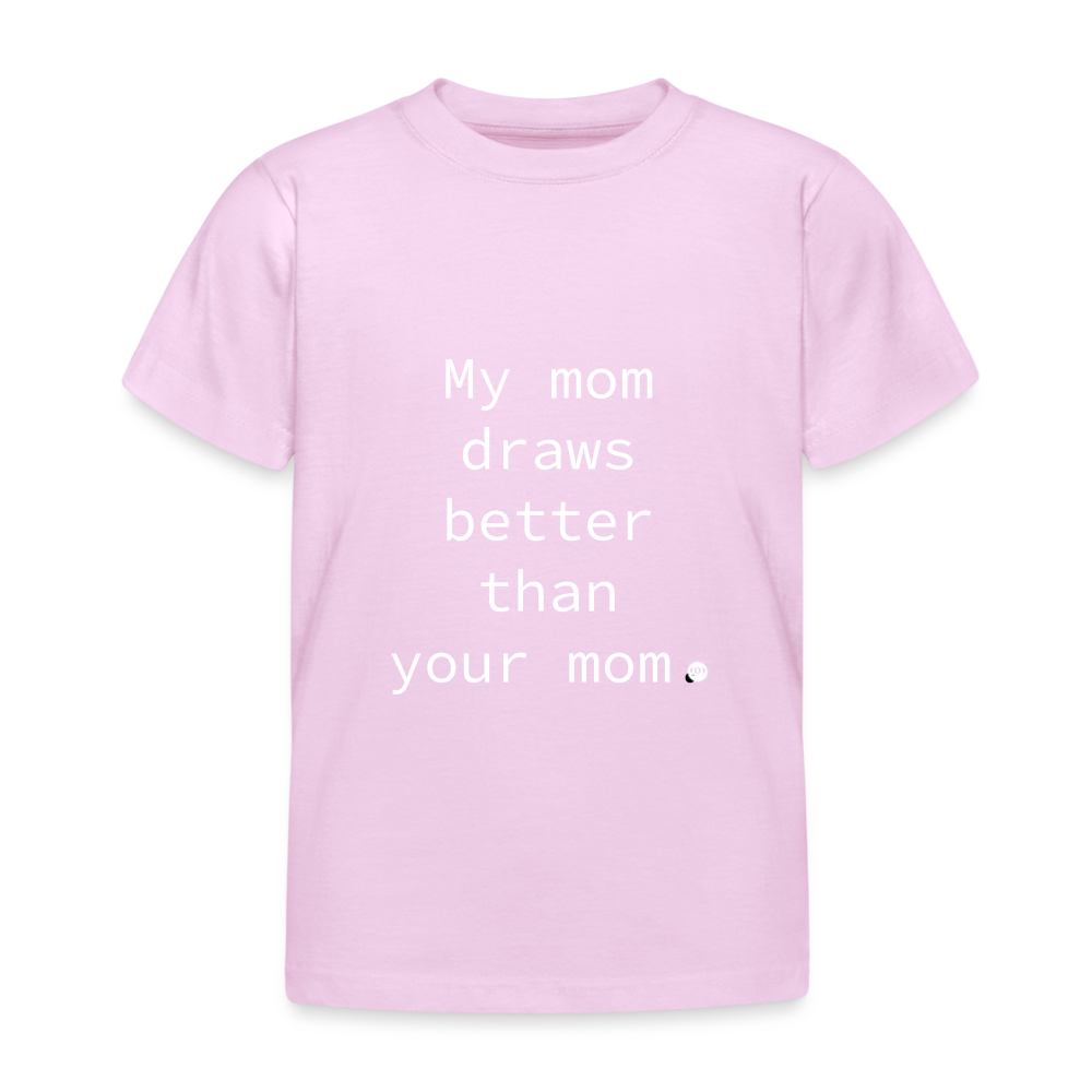 Hellrosa Kinder-T-Shirt mit dem spielerischen Spruch 'My mom draws better than your mom', perfekt für Kinder von künstlerisch begabten Müttern und eine wunderbare Geschenkidee.